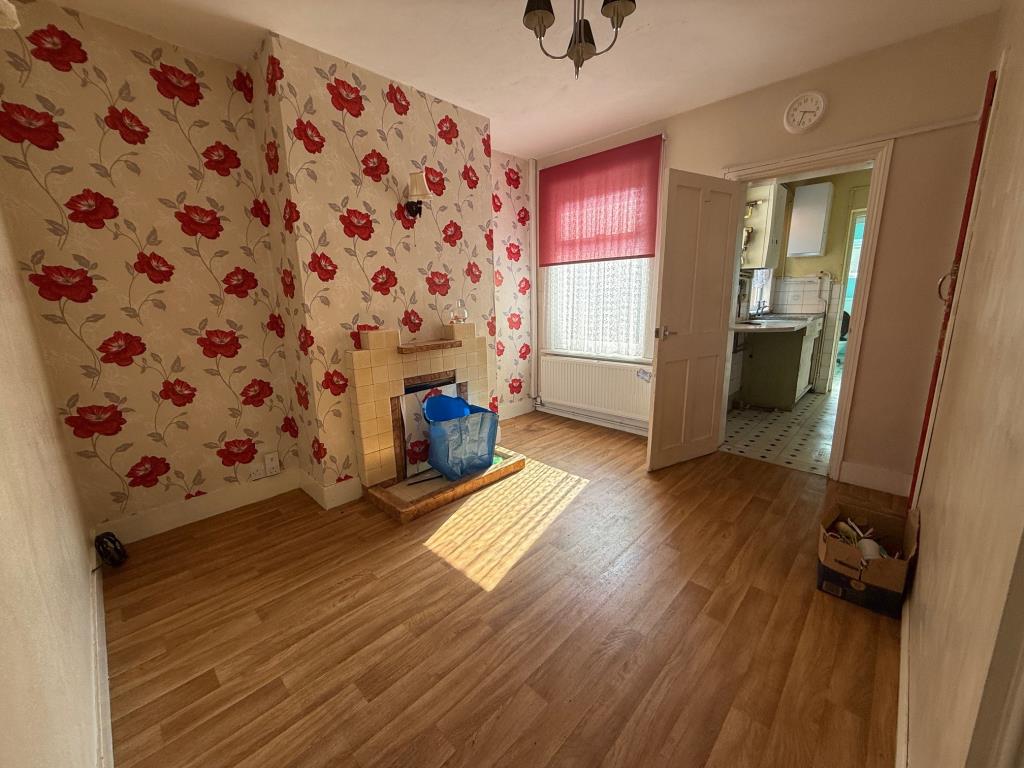 Lot: 149 - THREE BEDROOM MID-TERRACE HOUSE FOR IMPROVEMENT - Reception room leading to kitchen